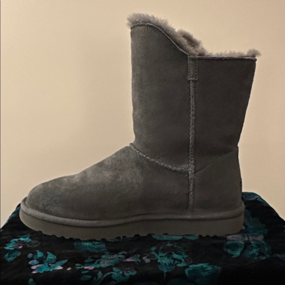 EUC UGG Classic Short Turn Lock Boots Grey Suede Shearling Sheepskin Wm 7 - Picture 7 of 16